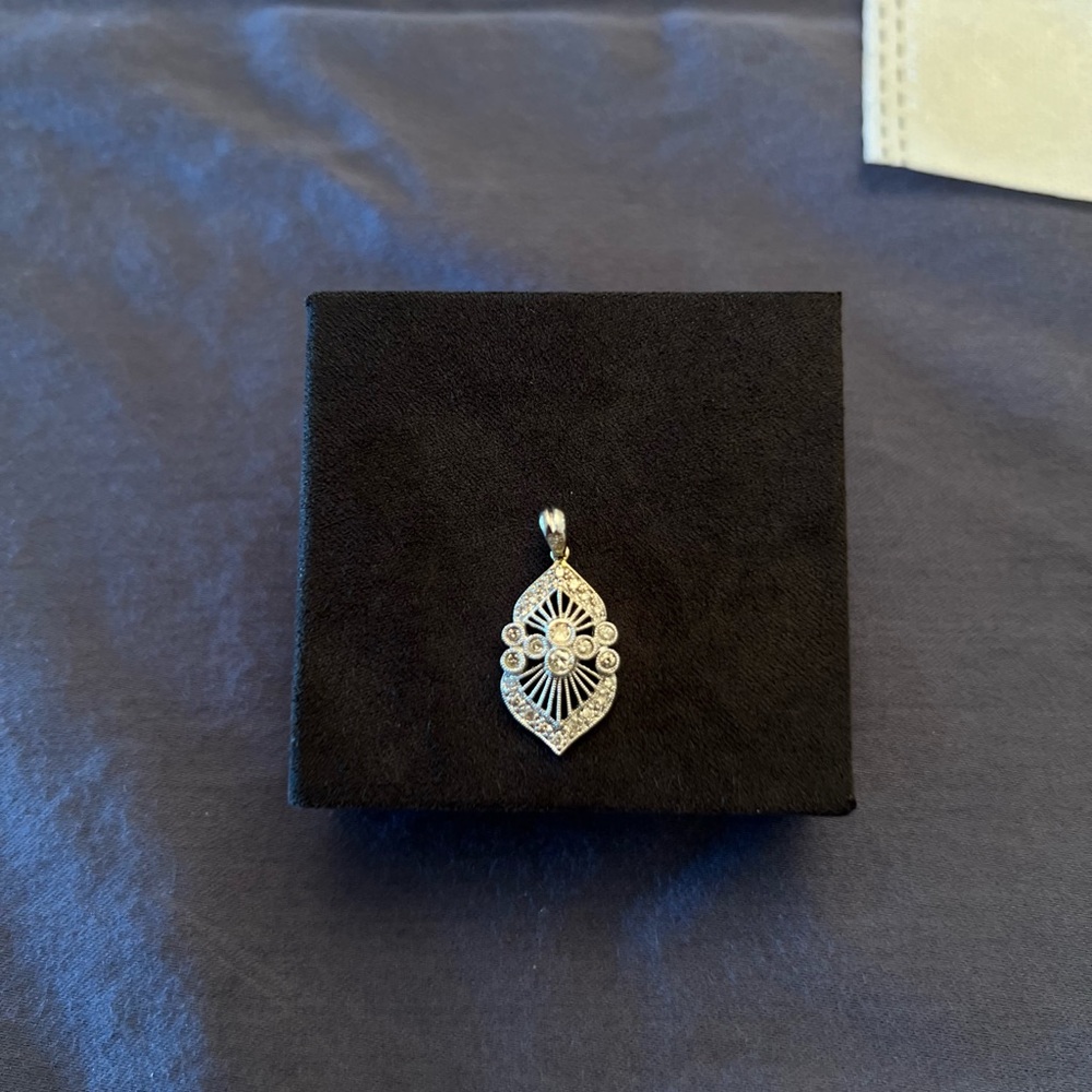 DIAMOND PENDANT ARABESQUE SHAPE
